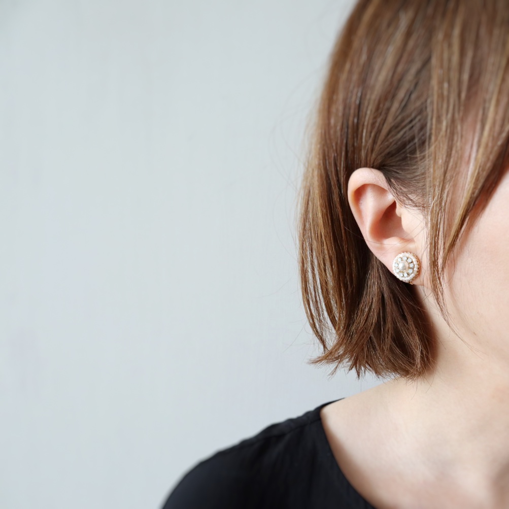 シルキーグレースのビーズ刺繍ピアス